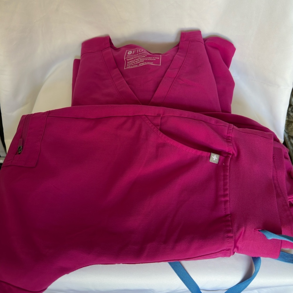 Figs Bright Pink V-Neck Scrub Top New with out tags